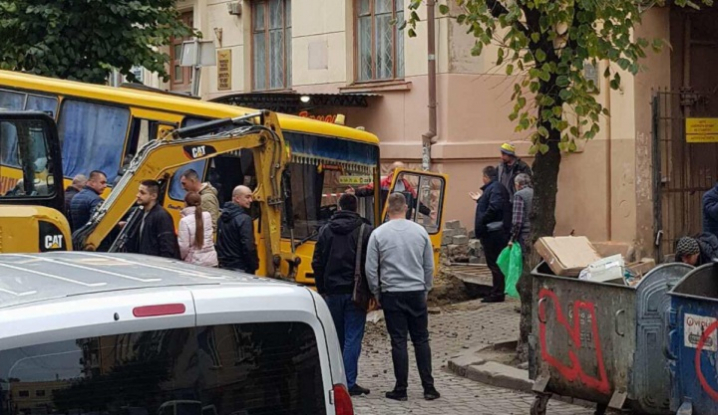 Шкільний автобус з дітьми в'їхав в яму на вулиці Поштовій