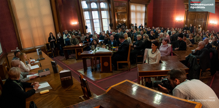 У Червоній залі ЧНУ чернівчанам презентували книгу з унікальними кресленнями та світлинами Резиденції митрополитів Буковини і Далмації У Червоній залі ЧНУ чернівчанам презентували книгу з унікальними кресленнями та світлинами Резиденції митрополитів Буковини і Далмації