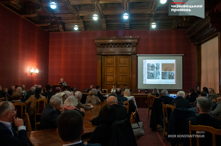 У Червоній залі ЧНУ чернівчанам презентували книгу з унікальними кресленнями та світлинами Резиденції митрополитів Буковини і Далмації У Червоній залі ЧНУ чернівчанам презентували книгу з унікальними кресленнями та світлинами Резиденції митрополитів Буковини і Далмації