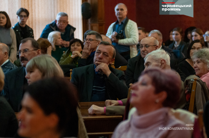 У Червоній залі ЧНУ чернівчанам презентували книгу з унікальними кресленнями та світлинами Резиденції митрополитів Буковини і Далмації У Червоній залі ЧНУ чернівчанам презентували книгу з унікальними кресленнями та світлинами Резиденції митрополитів Буковини і Далмації