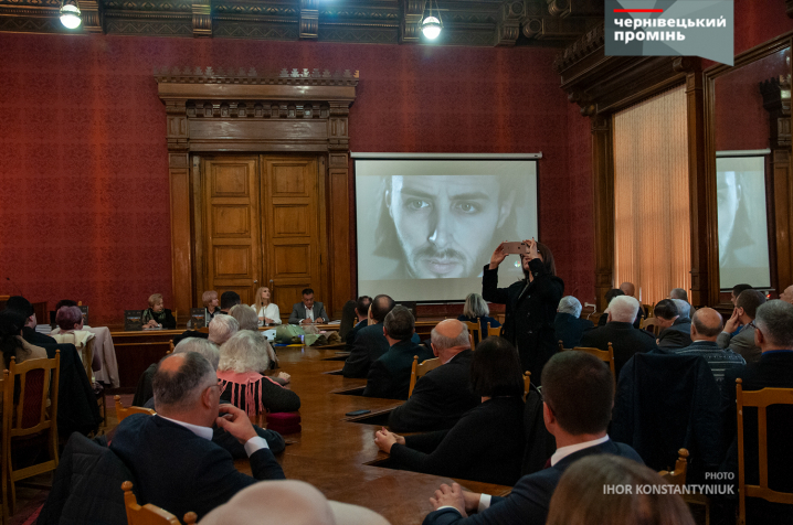 У Червоній залі ЧНУ чернівчанам презентували книгу з унікальними кресленнями та світлинами Резиденції митрополитів Буковини і Далмації У Червоній залі ЧНУ чернівчанам презентували книгу з унікальними кресленнями та світлинами Резиденції митрополитів Буковини і Далмації