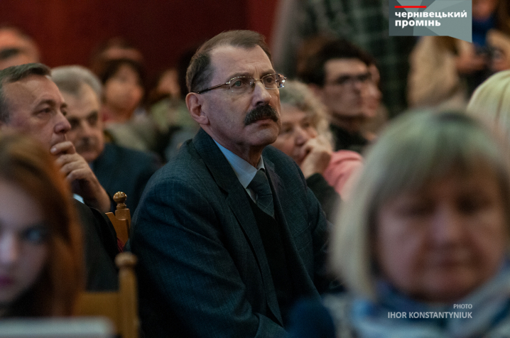 У Червоній залі ЧНУ чернівчанам презентували книгу з унікальними кресленнями та світлинами Резиденції митрополитів Буковини і Далмації У Червоній залі ЧНУ чернівчанам презентували книгу з унікальними кресленнями та світлинами Резиденції митрополитів Буковини і Далмації