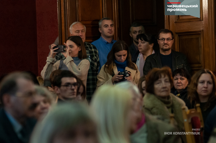 У Червоній залі ЧНУ чернівчанам презентували книгу з унікальними кресленнями та світлинами Резиденції митрополитів Буковини і Далмації У Червоній залі ЧНУ чернівчанам презентували книгу з унікальними кресленнями та світлинами Резиденції митрополитів Буковини і Далмації