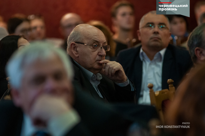 У Червоній залі ЧНУ чернівчанам презентували книгу з унікальними кресленнями та світлинами Резиденції митрополитів Буковини і Далмації У Червоній залі ЧНУ чернівчанам презентували книгу з унікальними кресленнями та світлинами Резиденції митрополитів Буковини і Далмації