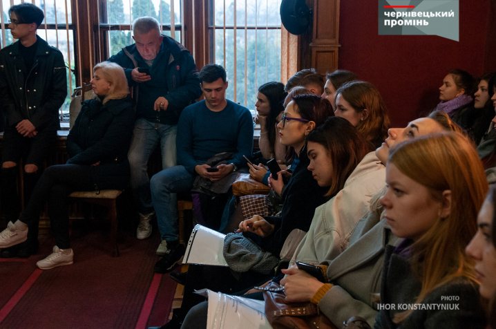 У Червоній залі ЧНУ чернівчанам презентували книгу з унікальними кресленнями та світлинами Резиденції митрополитів Буковини і Далмації У Червоній залі ЧНУ чернівчанам презентували книгу з унікальними кресленнями та світлинами Резиденції митрополитів Буковини і Далмації