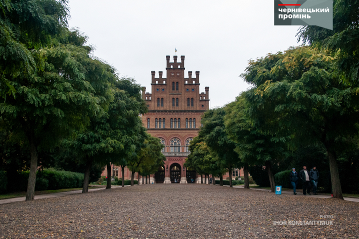 У Червоній залі ЧНУ чернівчанам презентували книгу з унікальними кресленнями та світлинами Резиденції митрополитів Буковини і Далмації У Червоній залі ЧНУ чернівчанам презентували книгу з унікальними кресленнями та світлинами Резиденції митрополитів Буковини і Далмації