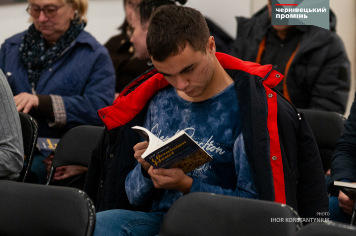 У Чернівцях презентували книжку американського поета «Українське серце», присвячену Революції гідності