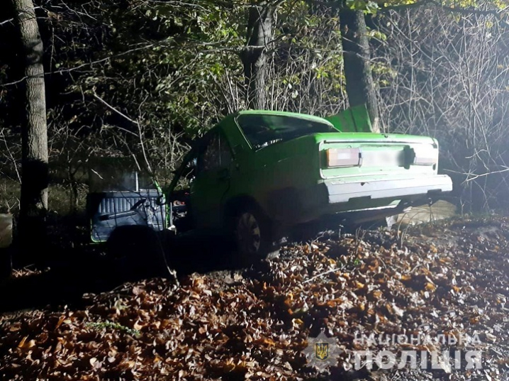 Смертельна ДТП на Кіцманщині. П'яний 18-річний водій в'їхав у дерево, пасажирка померла на місці