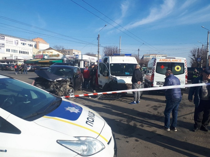 У Чернівцях карета швидкої зіткнулася з автівкою У Чернівцях карета швидкої зіткнулася з автівкою