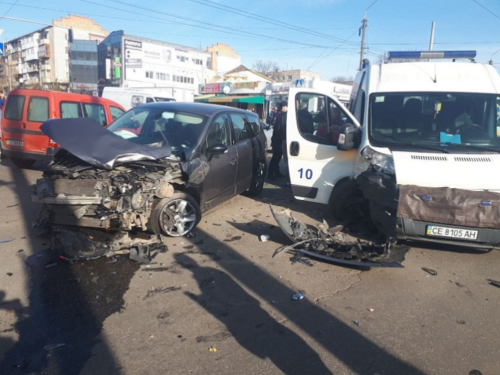 У Чернівцях карета швидкої зіткнулася з автівкою У Чернівцях карета швидкої зіткнулася з автівкою