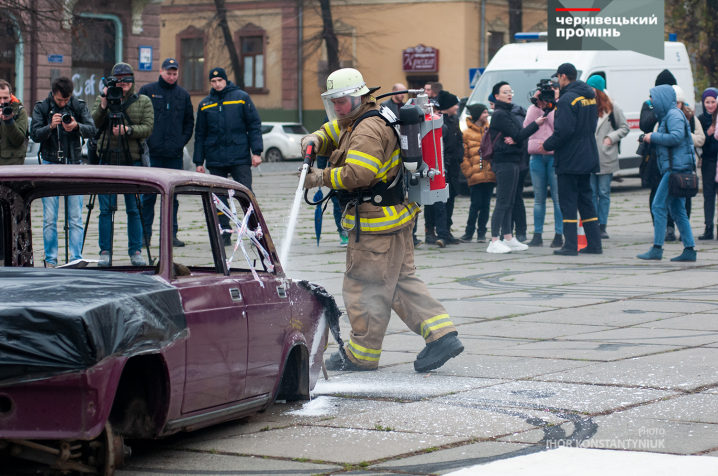 В Чернівцях полісмени намагалися підпалити автівку