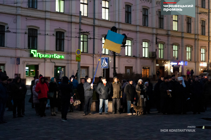 На Центральній площі зібралися чернівчани, щоб «зробити владі попередження»