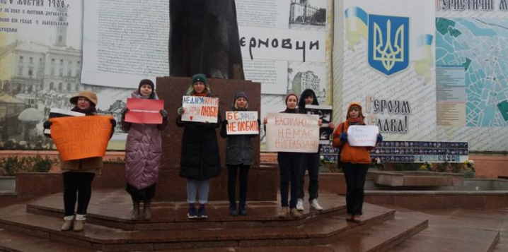 У центрі Чернівців проходить мітинг ЛГБТ та гетеросексуалів