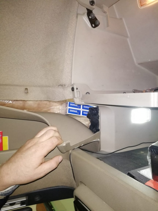 На Буковині через приховані сигарети у румунського перевізника вилучили вантажівку