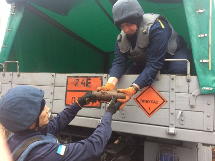 На Новоселиччині знищили 2 артснаряди