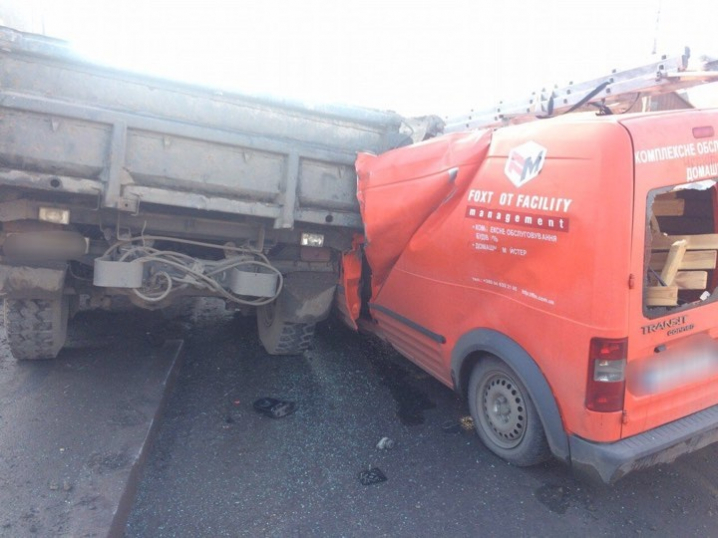 На Винниченка легковик в’їхав у вантажівку. Є потерпілі