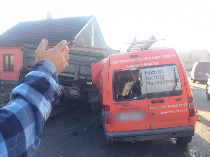 На Винниченка легковик в’їхав у вантажівку. Є потерпілі