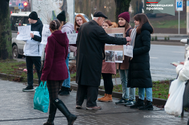 Чернівчани приєдналися до всеукраїнської акції-протесту проти носіння натурального хутра