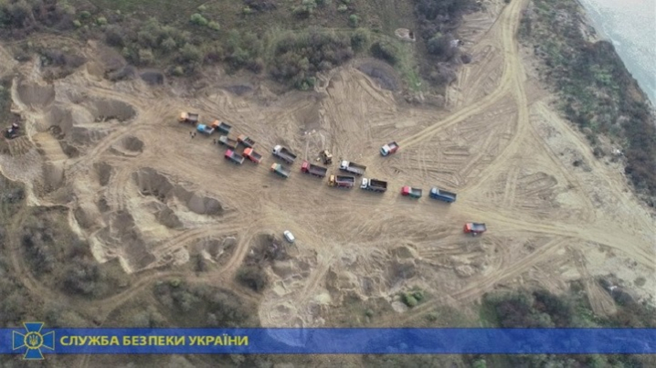 На Новоселиччині незаконний видобуток корисних копалин завдав державі збитків на майже 90 мільйонів гривень