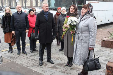 У Чернівцях поклали квіти до пам'ятника Ольги Кобилянської