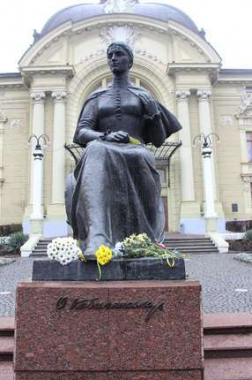 У Чернівцях поклали квіти до пам'ятника Ольги Кобилянської