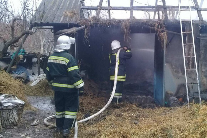 На Кельменеччині вогонь знищив автомобіль та  тонну зерна