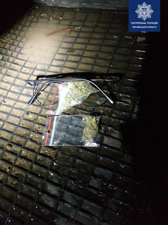 У Чернівцях поліція знайшла у водія-порушника  наркотики