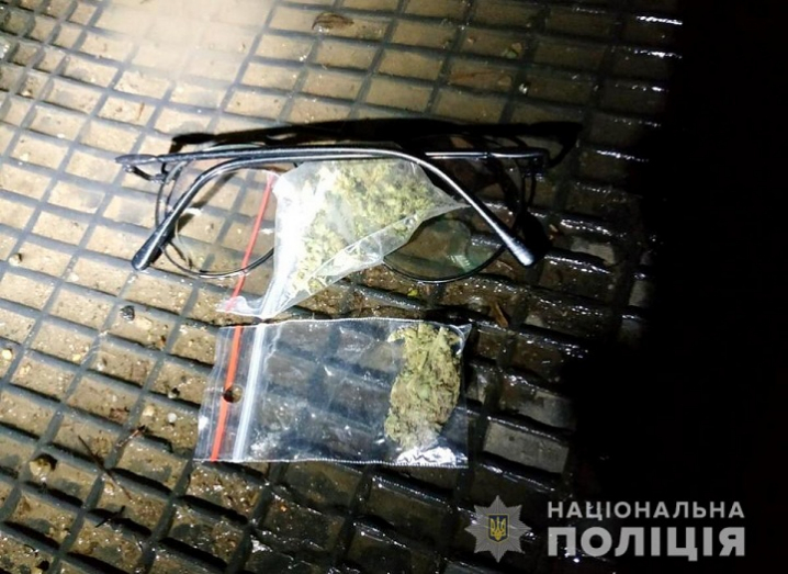 У Чернівцях патрульні знайшли наркотики у водія, який порушив ПДР