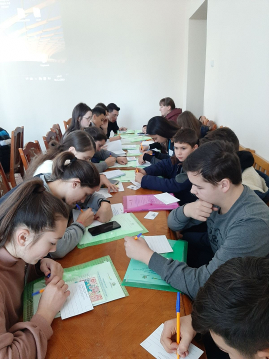 Навчальні заклади Чернівців підтримали акцію «Листівка захисникам: повертайся живим»