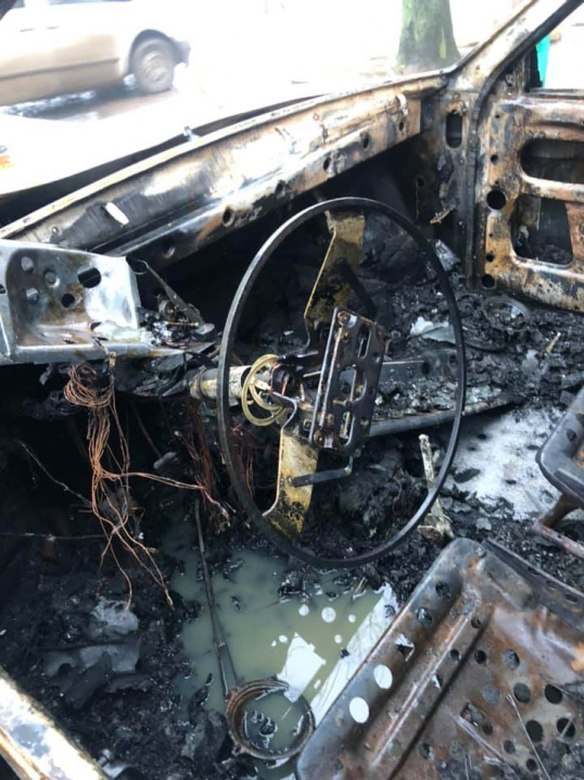 Цієї ночі у Чернівцях вщент згоріла автівка