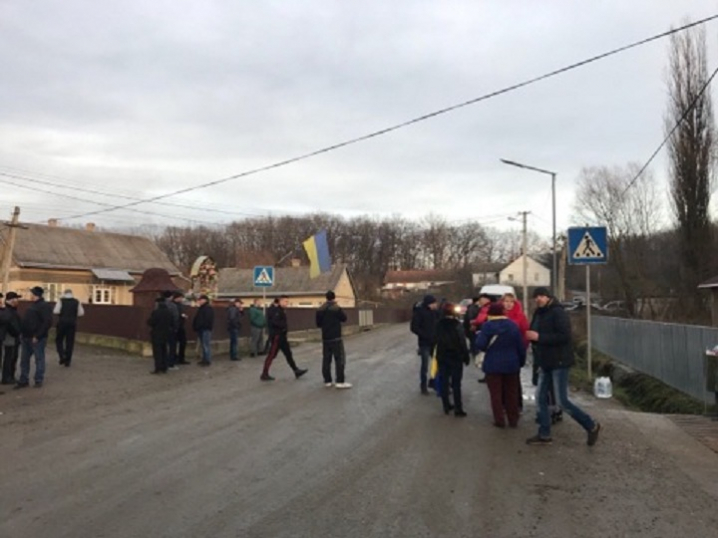 Мешканці Чорнівки перекрили дорогу до міського сміттєзвалища