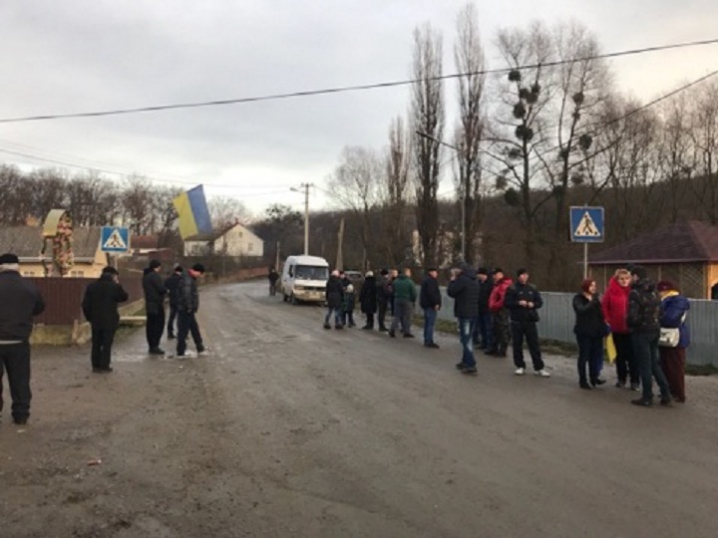 Мешканці Чорнівки перекрили дорогу до міського сміттєзвалища