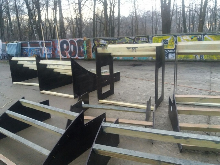 У Чернівцях встановлюють обладнання для скейт-парку