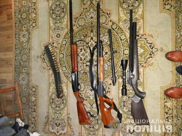 На Буковині поліцейські вилучили цілий арсенал зброї та наркотики