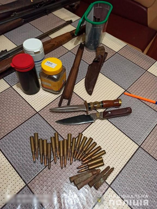 На Буковині поліцейські вилучили цілий арсенал зброї та наркотики