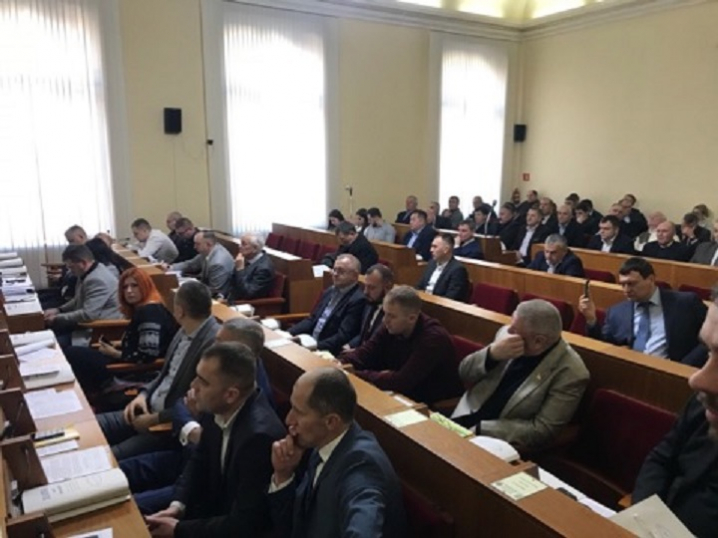 Активісти на сесії обласної ради вимагають відправити у відставку начальника патрульної поліції Буковини Артура Шкроба