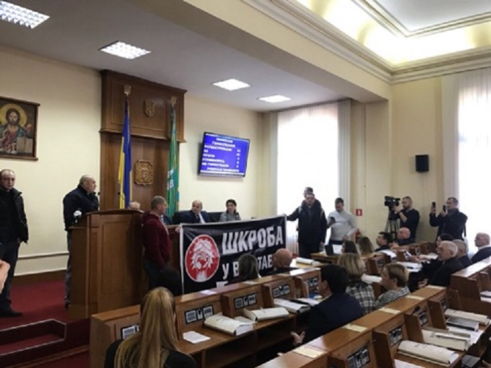 Активісти на сесії обласної ради вимагають відправити у відставку начальника патрульної поліції Буковини Артура Шкроба