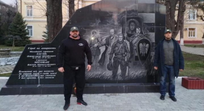 Василь Вірастюк у ролі Святого Миколая відвідав буковинських прикордонників