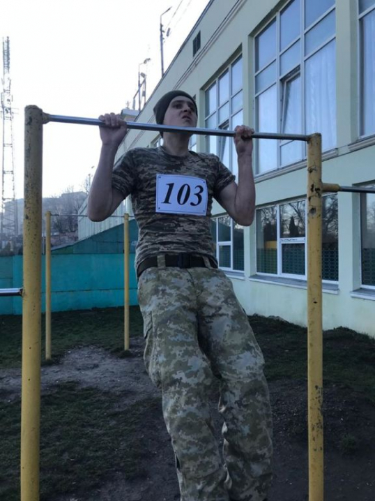 Буковинські прикордонники змагалися у підтягуванні на перекладині