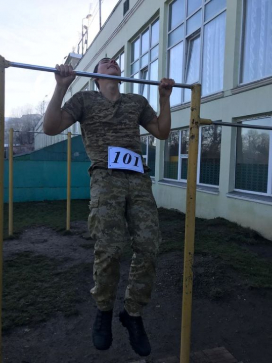 Буковинські прикордонники змагалися у підтягуванні на перекладині