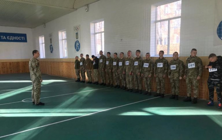 Буковинські прикордонники змагалися у підтягуванні на перекладині