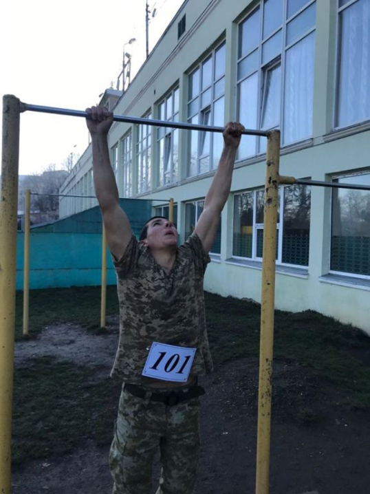 Буковинські прикордонники змагалися у підтягуванні на перекладині