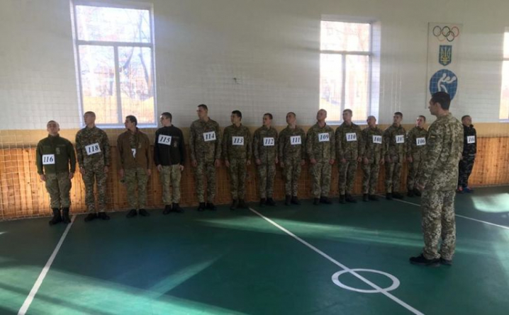 Буковинські прикордонники змагалися у підтягуванні на перекладині