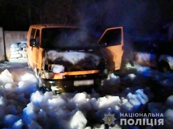 В поліції розповіли подробиці пожежі у Годилові, де згоріло три автівки