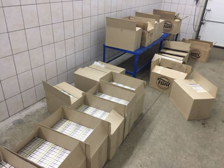 Буковинські митники виявили 14 тисяч пачок цигарок, прихованих в коробках з-під сухариків 
