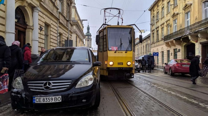 Буковинка заблокувала рух трамваїв у Львові, припаркувавши своє авто на коліях