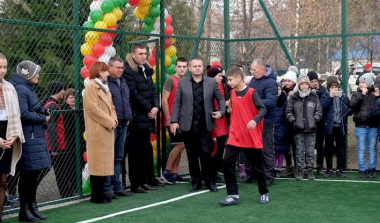 У школі на Новоселиччині відкрили спортивний майданчик за 1,5 мільйони гривень