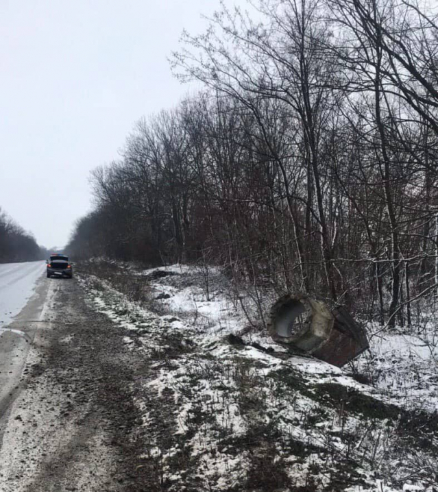 На Новоселичині легковик врізався в колодязь