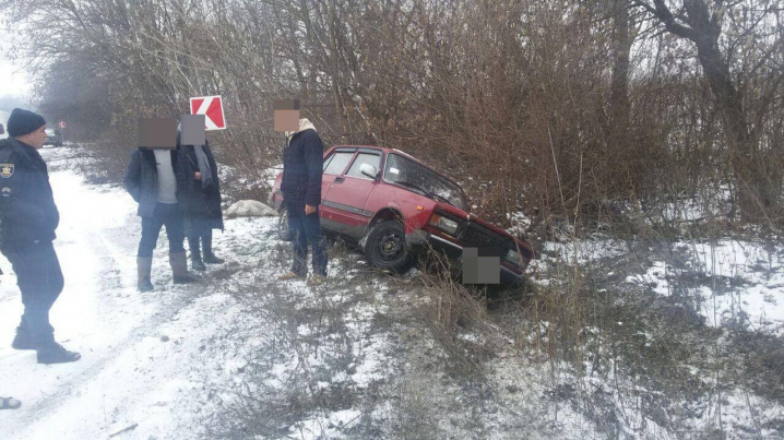 ДТП на Хотинщині: два авто не впоралися з керуванням і з‘їхали в кювет