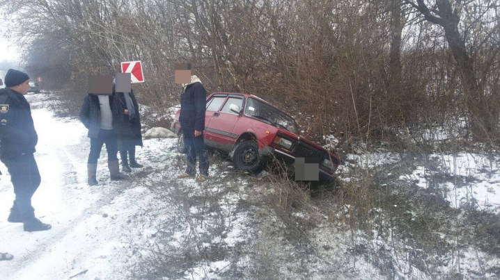 ДТП на Хотинщині: два авто не впоралися з керуванням і з‘їхали в кювет ДТП на Хотинщині: два авто не впоралися з керуванням і з‘їхали в кювет